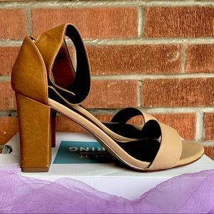 NIB🎀Ankle strap Thick heeled sandals